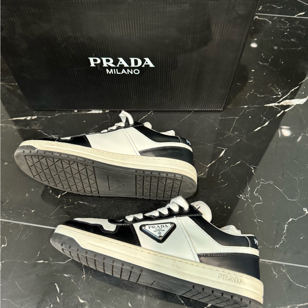 PRADA Downtown perforated leather sneakers
New condition Color red
Size 37 - Picture 5 of 5